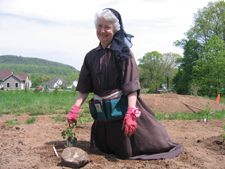 La Madre Shaun Vergauwen, F.S.E. en el nuevo jardín de rosas de la comunidad en Meriden, Connecticut.